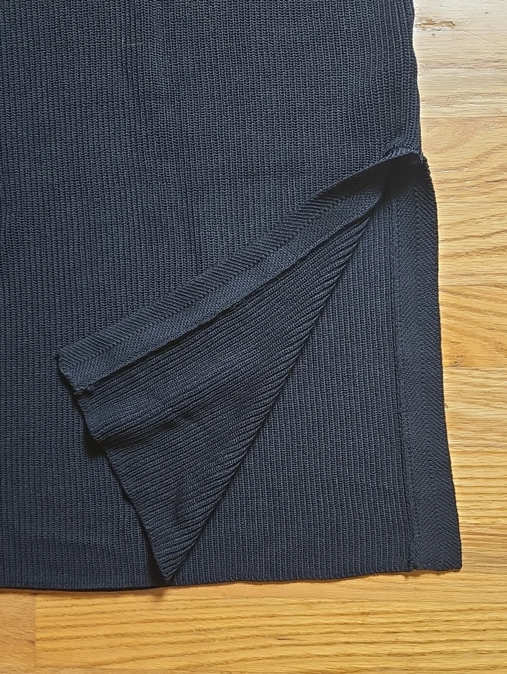 Aritzia Wilfred Palmier black ribbed knit side-slit sleeveless sweater vest top